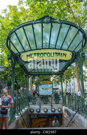 Paris, Frankreich, Menschen in Abesses Metro Eingang, Montmartre Gegend, das Baldachin ist anscheinend eines von nur drei erhaltenen Jugendstildächern, entworfen von 'Hector Guimard' (1867-1942). Vintage-Schild, U-Bahn-Station Metro paris-Schild Stockfoto