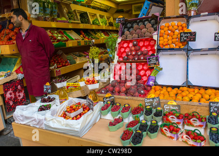 Paris, Frankreich, man Inside, örtlicher Supermarkt in Abesses Montmartre, Nachbarschaft Lebensmittelgeschäft Interieur Gemüse, Lebensmittel Preise, Gemüsehändler innen Stockfoto