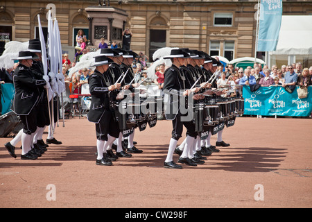 Das Top Secret Drum ernten, Präzision Trommler aus Basel, Schweiz, bei George Square, Glasgow. Stockfoto