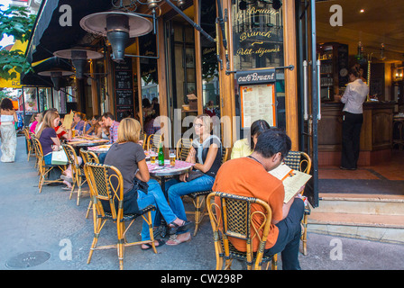 Paris, Frankreich, Menschenmassen Frauen essen, Getränke teilen in der Gegend von Abesses Montmartre, französisches Bistro, Restaurant „Café Bruant“ Terrasse Pariser Straßencafé-Szene, Bürgersteig Stockfoto