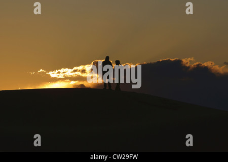 Silhouette auf einer Sanddüne bei Sonnenaufgang in der Sahara in der Nähe von Merzouga, Erg Chebbi, Marokko Stockfoto