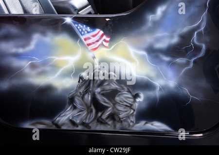 Airbrush-Lackierung an der Seitentür eines Jeeps zur Veranschaulichung der Raising der amerikanischen Flagge auf Iwo Jima 23 Februar 1045 Stockfoto