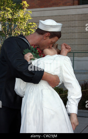 14. August 1945 von Alfred Eisenstaedt des zweiten Weltkriegs wieder Segler Statue des berühmten küssen Sailor Fotos unterwegs Stockfoto