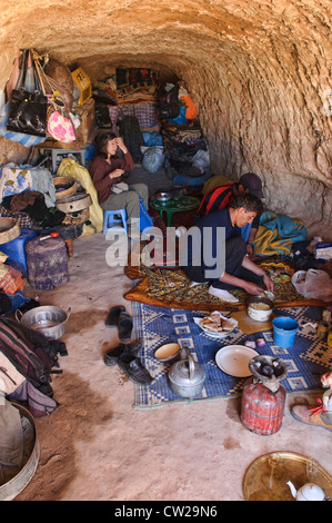 Mittagessen in einer Höhle im südlichen Atlasgebirge, Marokko Stockfoto