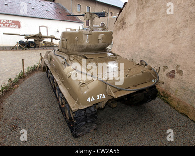 Der Sherman M4 ist ein amerikanischer Mittelpanzer aus dem Zweiten Weltkrieg, der in Diekirch, Luxemburg, ausgestellt wurde. Der Panzer spielte eine entscheidende Rolle beim Erfolg der alliierten Streitkräfte während des Krieges, bekannt für seine robuste Panzerung und 75-mm-Kanone. Sie wurde von den USA und anderen alliierten Nationen genutzt. Stockfoto