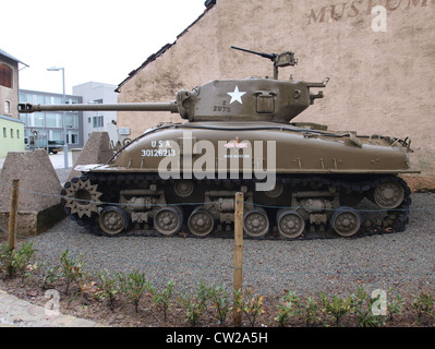 Der Sherman M4, ein berühmter amerikanischer Panzer aus dem Zweiten Weltkrieg, wird in Diekirch, Luxemburg, ausgestellt. Er repräsentiert die Rolle des Panzers bei der Befreiung Europas und seinen Beitrag zum Sieg der Alliierten. Stockfoto
