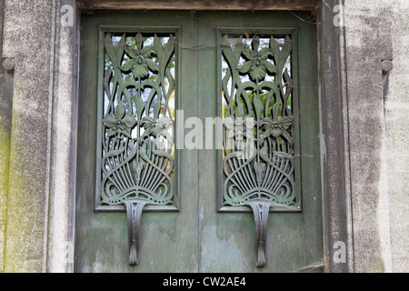 Verzierten Grab Tür mit einer Iris Blume Muster, Pere Lachaise, Paris, France Stockfoto