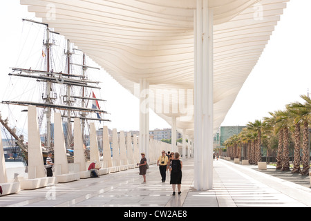 Malaga Spanien. Moderne Hafenpromenade El Palmeral de las Sorpresas mit Clipper Stad Amsterdam Segelschiff Málaga Stockfoto