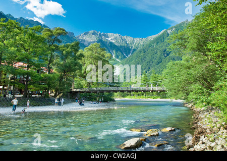 Kappabashi Brücke mit Fluss und Bergen an einem sonnigen Tag im Nationalpark Kamikochi, Japan Stockfoto