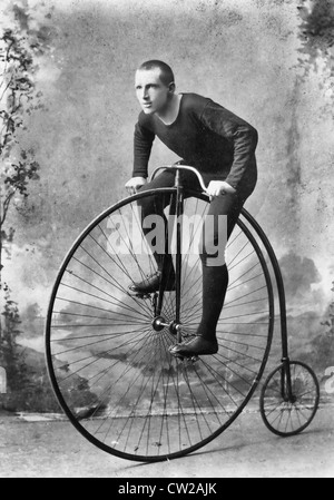 William Martin, Champion sechstägige Radfahrer der Welt, in voller Länge Portrait, nach links, auf Fahrrad mit großes Vorderrad und kleine Hinterrad ca. 1891 Stockfoto