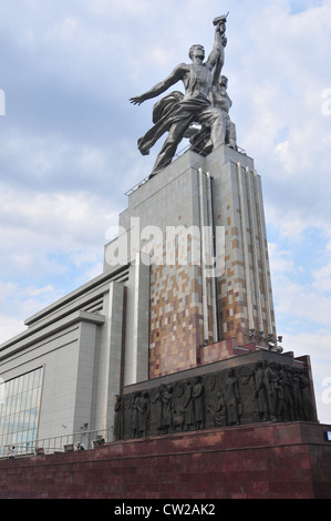 Arbeiter und Kolchos Frau ist ein bekanntes Wahrzeichen der monumentalen Kunst. Stockfoto