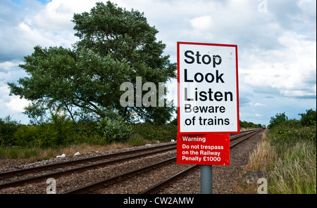 Warnschild am Bahnübergang, nicht mehr hören sehen Stockfoto