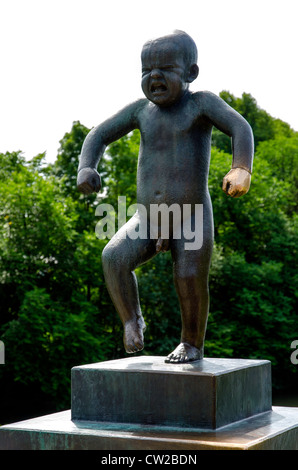 Die Statue des kleinen wütenden jungen im Vigeland Sculpture Park Frogner Park Oslo Norwegen Skandinavien Stockfoto