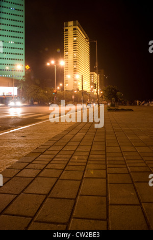 Große Strecke der menschenleeren Bürgersteig mit Trident Hotel im Hintergrund - Nariman Point, Mumbai, Maharashtra, Stockfoto