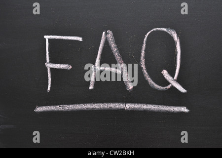die Abkürzung FAQ handschriftlich auf schwarze Tafel Stockfoto