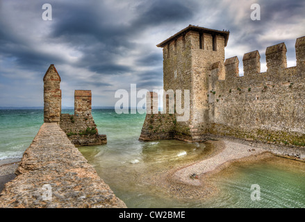 Mittelalterliche Burg in der Stadt von Sirmione am Gardasee in Norditalien. Stockfoto