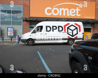 DPD Parcel Lieferwagen außerhalb Comet speichern, Chadderton, Oldham, Lancashire, England, UK. Stockfoto