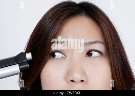 Büro-Dame ist müde von der Arbeit und will selbst schießen. Stockfoto