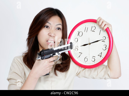 Büro-Dame ist müde von Arbeit und Uhr schießen will. Stockfoto