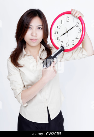 Büro-Dame ist müde von Arbeit und Uhr schießen will. Stockfoto