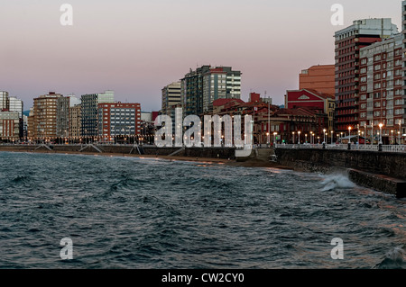 Nacht Blick auf die Promenade am Strand von San Lorenzo in der Nähe von Gijon, Fürstentum Asturien, Spanien, Europa Stockfoto