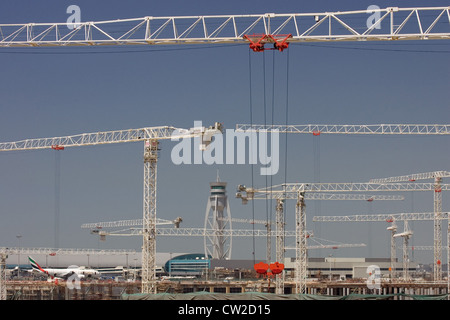 Dubai, Baukräne auf einer Baustelle am Flughafen Stockfoto