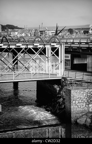 San Sebastian Brücke in den Fluss zu den Niemeyer Internationalen Kulturzentrum Kreuz in der Stadt von Aviles im Fürstentum Asturien, Spanien. Stockfoto