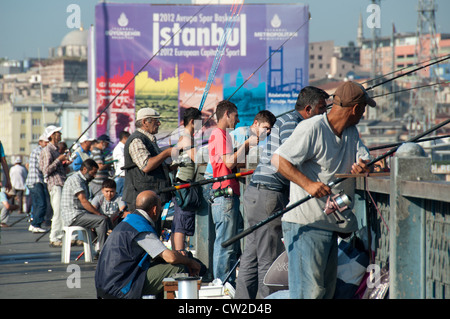 ISTANBUL, TÜRKEI. Angeln von Karakoy Ende der Galata-Brücke. 2012. Stockfoto
