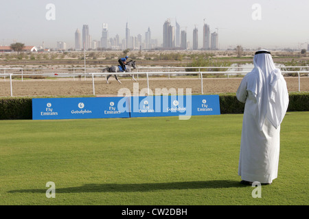 Dubai, Morgengymnastik in Al Quoz Stables in Dubai. Ein Scheich beobachtete sein Pferd Stockfoto