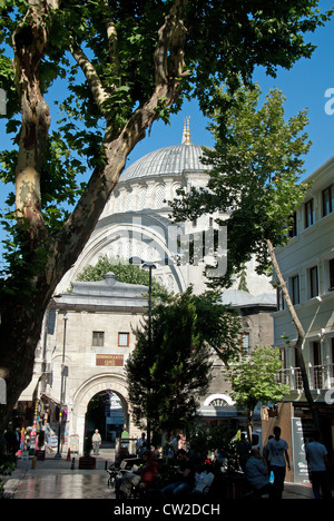 ISTANBUL, TÜRKEI. Ein Blick auf die Nuruosmaniye Moschee im Stadtteil historische Basar der Stadt. 2012. Stockfoto