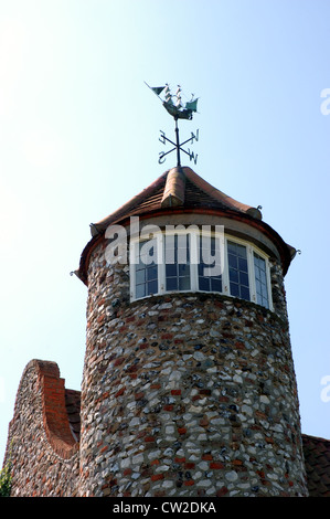 Nautische Wetterfahne auf interessante Haus neben dem Norfolk Küste Weg National Trail am Brancaster, Norfolk, Großbritannien Stockfoto