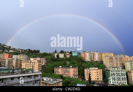 wunderbarer Regenbogen nach einem Sturm in Genua, Italien Stockfoto