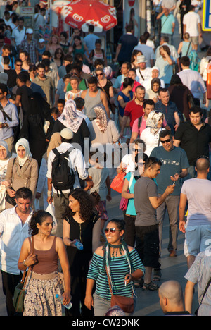 ISTANBUL, TÜRKEI. Eine bunte Szene an Eminonu Fährterminal voll. 2012. Stockfoto