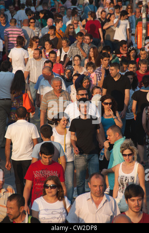 ISTANBUL, TÜRKEI. Eine bunte Szene an Eminonu Fährterminal voll. 2012. Stockfoto