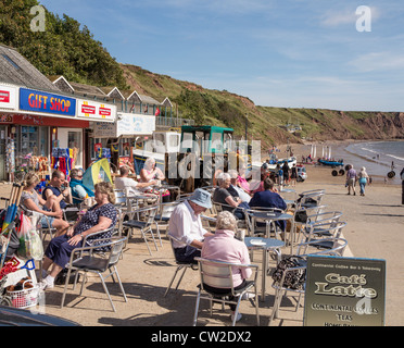 Filey Yorkshire UK entgeisterung Landung Cafés und Sand Stockfoto