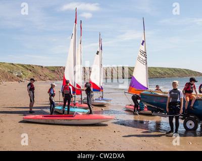 Filey Yorkshire UK Segeln Jollen am Sandstrand Stockfoto