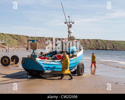 Filey Sands Yorkshire UK. Angeln, gepflasterte und Fischer auf dem Sand. Stockfoto