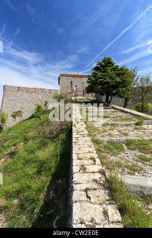 Hellblauer Burg ist eine mittelalterliche Festung über Genua, Ligurien, Italien Stockfoto