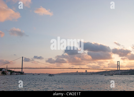 ISTANBUL, TÜRKEI. Ein Abend-Blick auf die Bosporus-Meerenge und erste Bosporus-Brücke. 2012. Stockfoto