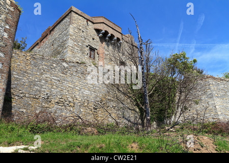 Detail der hellblauer Burg ist eine mittelalterliche Festung über Genua, Ligurien, Italien Stockfoto