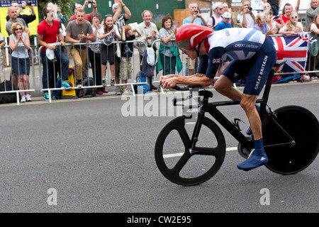 Olympia Herren Radfahren Time Trial London 2012. Bradley Wiggins übergibt Massen Hampton Wick auf seinem Weg zum Gewinn der Goldmedaille. Stockfoto