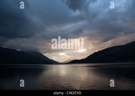 Bereich der Glen Coe, Schottland. Blick auf den Sonnenuntergang von Loch Leven, Blick nach Westen in Richtung Ballachulish Silhouette. Stockfoto