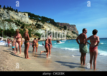 Menschen am Strand von Cassis Baden Stockfoto