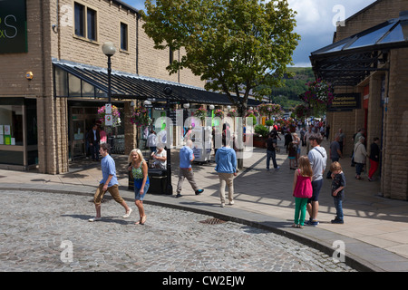 Woolshops in Halifax Stadtzentrum, überfüllt mit Samstagmorgen Shopper. Stockfoto