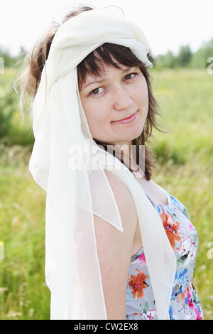 Junge Frau auf der Wiese-Porträt Stockfoto