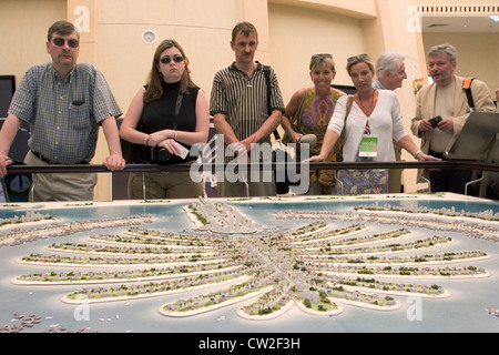 Dubai, Touristen besuchen ein Modell des Palm Jebel Ali Stockfoto