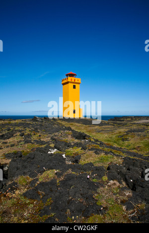 Landschaft an der Küste Ansicht der isländischen Svortuloft Leuchtturm auf der Halbinsel Snaefellsnes in Island, pt Europa, Pantone Yellow Stockfoto