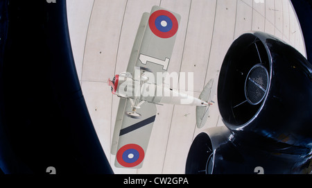 SPAD Doppeldecker umrahmt von B 52 Düsentriebwerke amerikanische Air Museum Duxford Cambridge Stockfoto