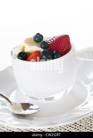 Frühstück mit Heidelbeeren, Erdbeeren mit Banane in Glasschale Stockfoto