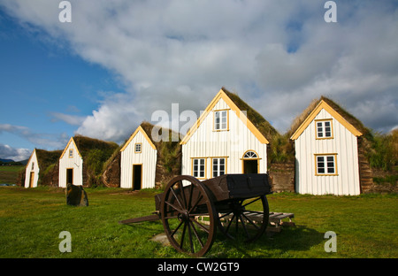 Historisches weißes Bauernhäuser, Folk Museum Glaumbaer rasen Dach Häuser in Varmahlid, in Reykjavik, Island, Europa, ikonischen historischen Home, Isländisch Torf Stockfoto